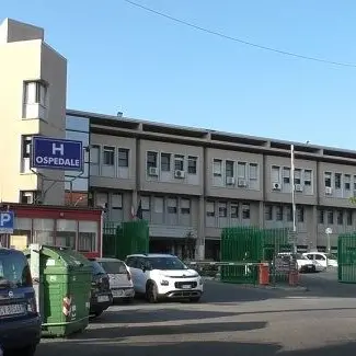Ubriaco dà in escandescenza e semina il panico al Pronto soccorso