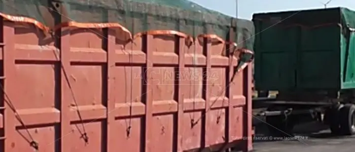 Rifiuti ovunque, Calabria di nuovo nel caos. Impianti colmi: «Dove scarichiamo?»