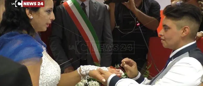 «Grazie Gioia»: Lina e Pina si sposano tra selfie e parrocchiani entusiasti