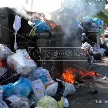 Lamezia, raccolta dei rifiuti sospesa: iniziano i roghi dei cassonetti