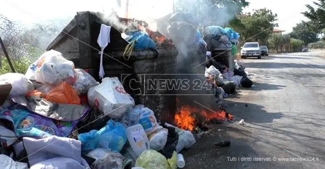 Lamezia, raccolta dei rifiuti sospesa: iniziano i roghi dei cassonetti