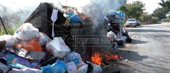 Lamezia, raccolta dei rifiuti sospesa: iniziano i roghi dei cassonetti