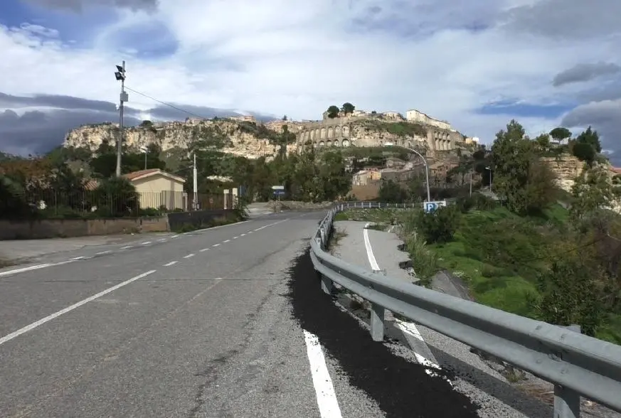 Gerace a rischio isolamento: strada franata da due anni e mai riparata