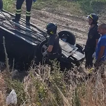 Incidente a Catanzaro, auto finisce fuori strada e si ribalta