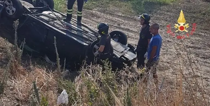 Incidente a Catanzaro, auto finisce fuori strada e si ribalta