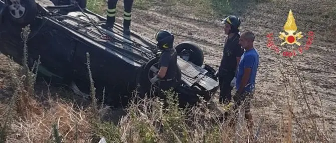 Incidente a Catanzaro, auto finisce fuori strada e si ribalta