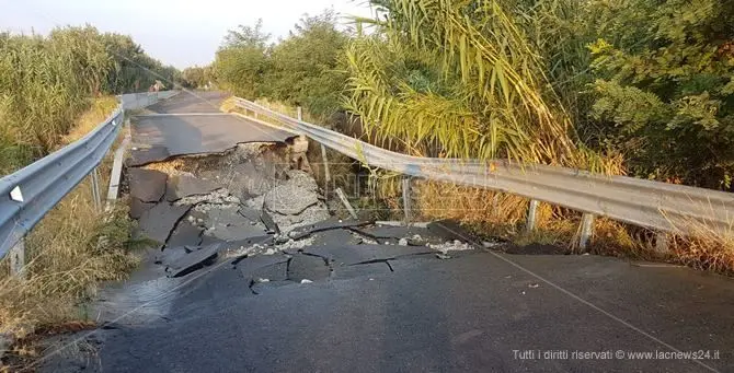 Cropani, crolla il ponte appena costruito: famiglie isolate