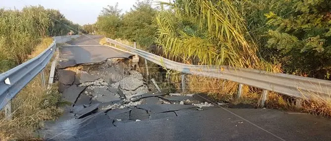 Cropani, crolla il ponte appena costruito: famiglie isolate