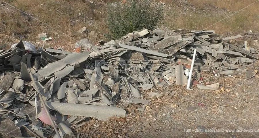 Corigliano-Rossano, alla foce del Cino una bomba ecologica di rifiuti e amianto