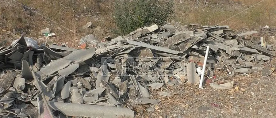 Corigliano-Rossano, alla foce del Cino una bomba ecologica di rifiuti e amianto