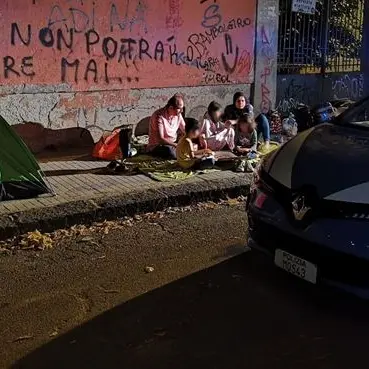 Cosenza, famiglia vive per strada: poliziotti gli pagano l’albergo