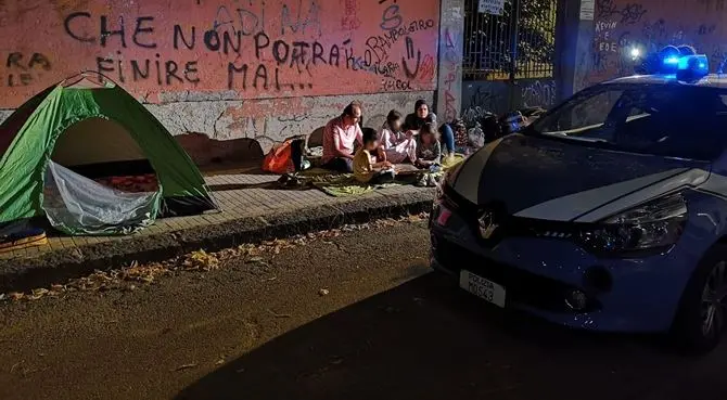 Cosenza, famiglia vive per strada: poliziotti gli pagano l’albergo