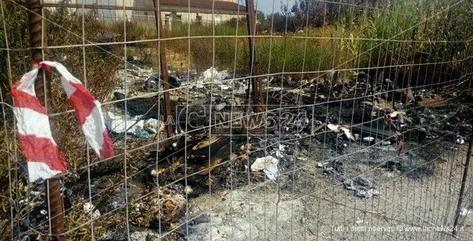 Briatico come la terra dei fuochi: torna a bruciare la discarica abusiva