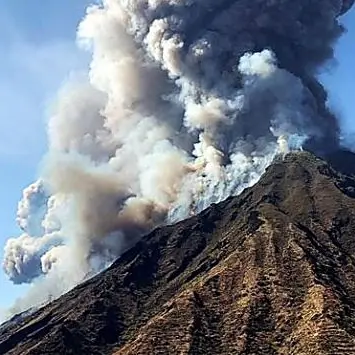 Stromboli, sale l'allerta. Preoccupano eventuali eruzioni improvvise