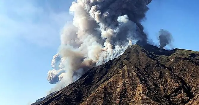 Stromboli, sale l'allerta. Preoccupano eventuali eruzioni improvvise