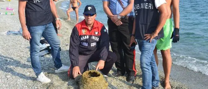 I sommozzatori dei carabinieri recuperano un’antica fornace