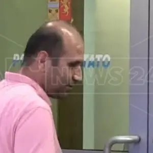 Famiglia ospitata in albergo dai poliziotti: erano in strada per scelta, ecco la vera storia