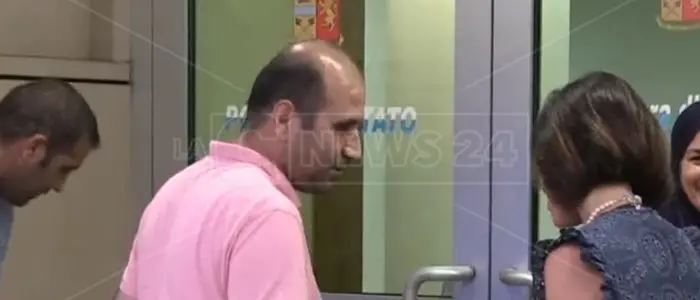 Famiglia ospitata in albergo dai poliziotti: erano in strada per scelta, ecco la vera storia