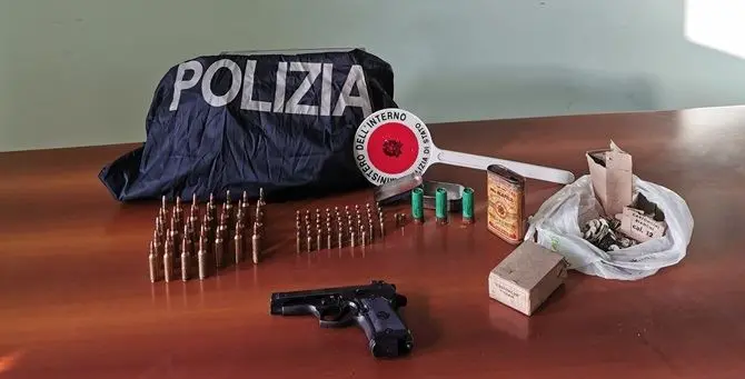 Controlli nel Vibonese, cartucce e pistola in un casolare: una denuncia