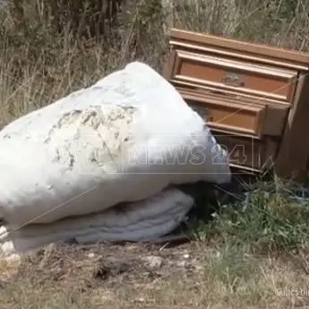 A Vibo Valentia si fa trekking tra vecchi divani e materassi