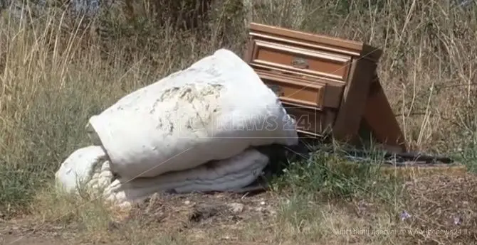 A Vibo Valentia si fa trekking tra vecchi divani e materassi