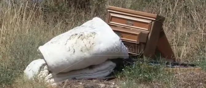 A Vibo Valentia si fa trekking tra vecchi divani e materassi