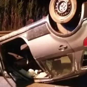 Lamezia, auto si ribalta nella notte: ferita una donna