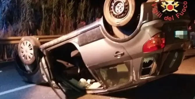 Lamezia, auto si ribalta nella notte: ferita una donna