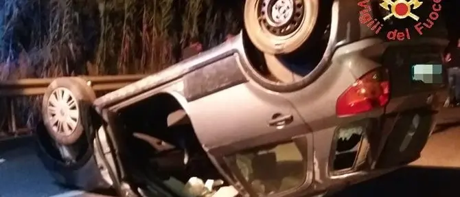 Lamezia, auto si ribalta nella notte: ferita una donna