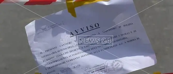 Ponte crollato, i residenti s'oppongono agli sgomberi: «Non andremo via»