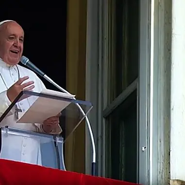Il Papa resta bloccato in ascensore prima dell’Angelus: «Scusate il ritardo»