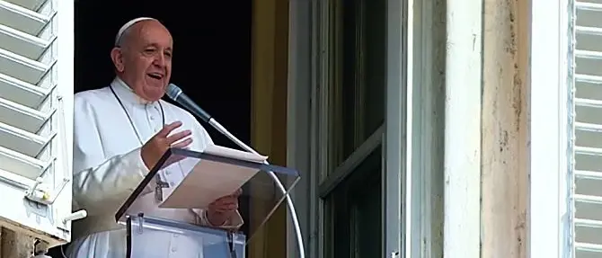 Il Papa resta bloccato in ascensore prima dell’Angelus: «Scusate il ritardo»