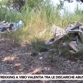 Trekking tra i rifiuti a Vibo, la Dusty replica: «Arresto per chi sporca»