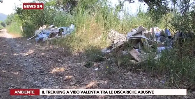 Trekking tra i rifiuti a Vibo, la Dusty replica: «Arresto per chi sporca»