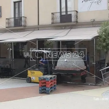 Cosenza, rimosso il forno abusivo di Piazza Riforma