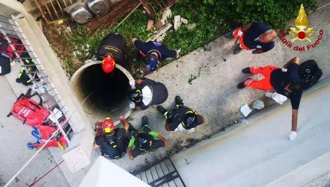 Cade in un pozzo profondo 12 metri, ferito un 58enne nel Crotonese