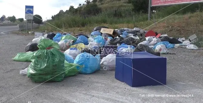 Caos rifiuti a Lamezia, i commissari ai cittadini: «Collaborate»