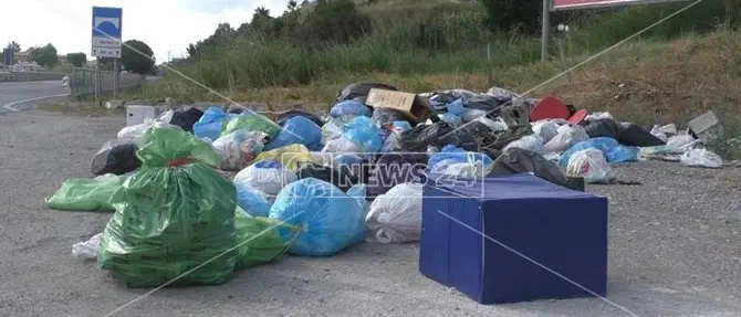 Caos rifiuti a Lamezia, i commissari ai cittadini: «Collaborate»