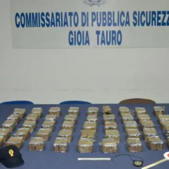 A folle velocità sull'A2 con 50 chili di hashish nascosti in auto, due arresti