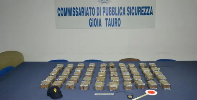 A folle velocità sull'A2 con 50 chili di hashish nascosti in auto, due arresti