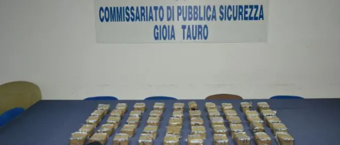 A folle velocità sull'A2 con 50 chili di hashish nascosti in auto, due arresti