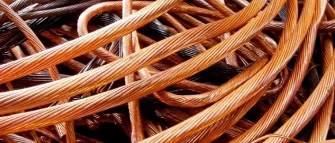 Ruba cavi in rame all'interno di un cantiere a Crotone, arrestato