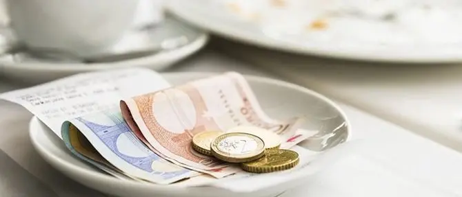 Tropea, entra nel bar e ruba le mance dal bancone: beccato dalle videocamere