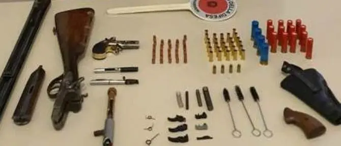 Nascondeva un arsenale sotto il letto: arrestato 54enne a Gioia Tauro
