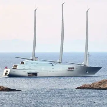 Lo yatch a vela più grande del mondo avvistato a Vibo Marina