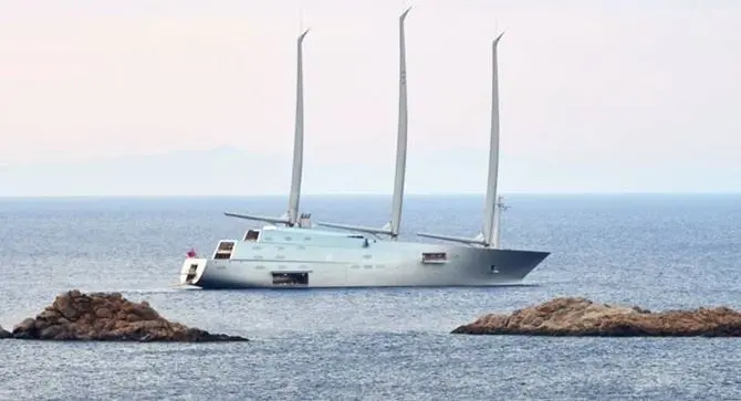 Lo yatch a vela più grande del mondo avvistato a Vibo Marina