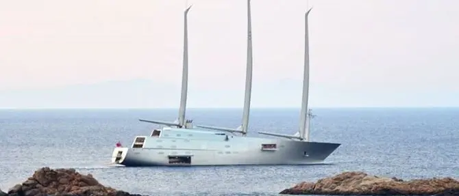 Lo yatch a vela più grande del mondo avvistato a Vibo Marina