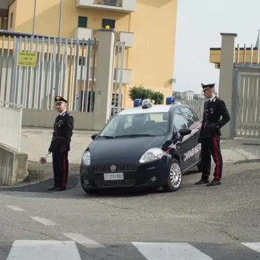Con un coltello da cucina minaccia di morte la madre, arrestato