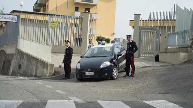 Con un coltello da cucina minaccia di morte la madre, arrestato