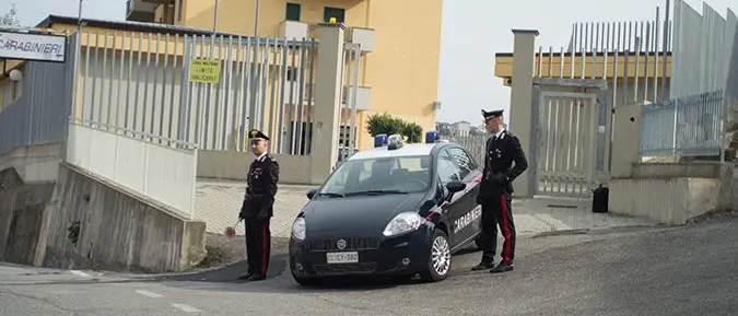 Con un coltello da cucina minaccia di morte la madre, arrestato